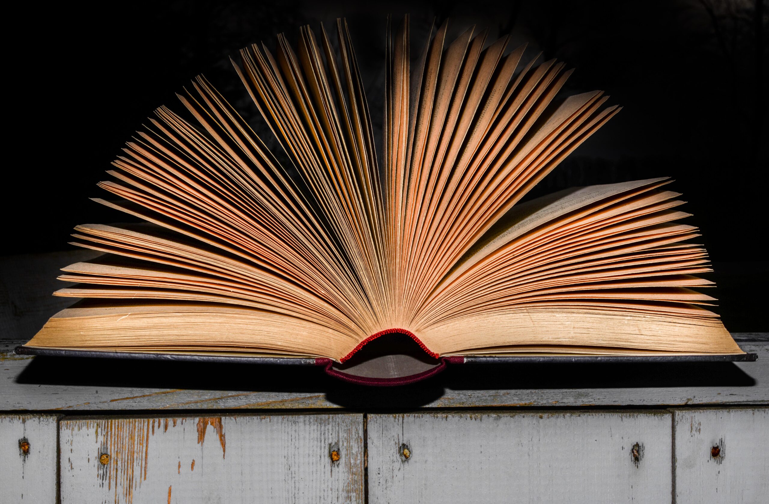 Buch aufgeschlagen
